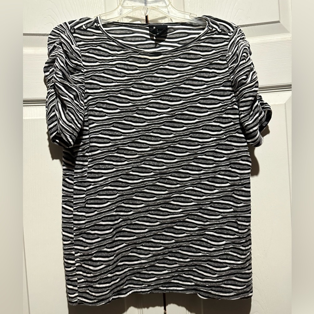 New Directions short sleeve blouse. Petite Large Black gray and white. Textured